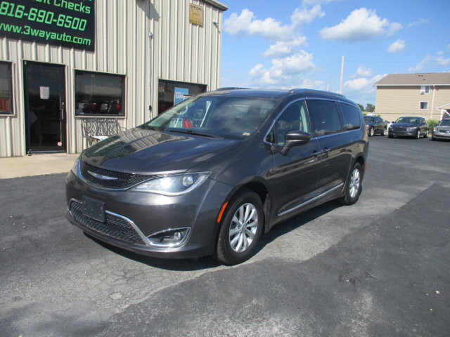 2018 Chrysler Pacifica in Oak Grove, MO 64075 - 18072427