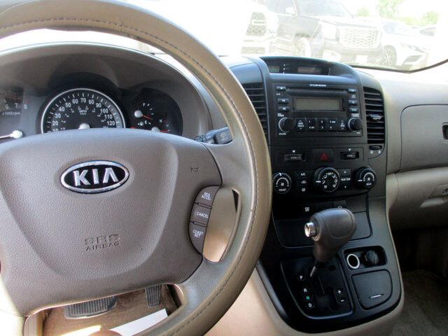 2006 Kia Sedona in Oak Grove, MO 64075 - 18072463 5