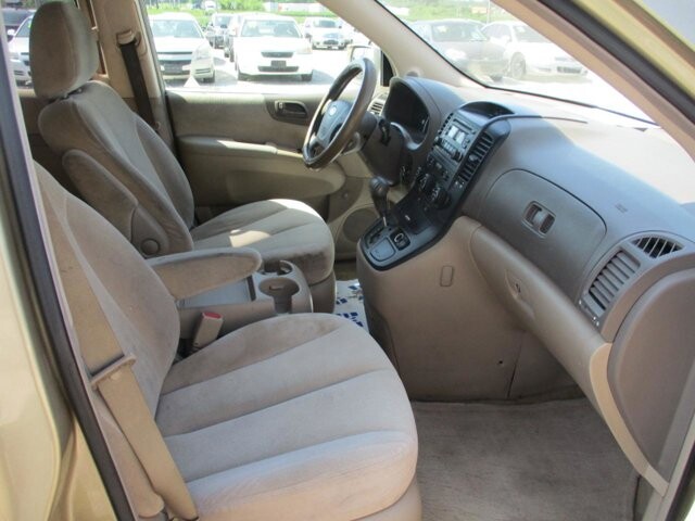 2006 Kia Sedona in Oak Grove, MO 64075 - 18072463 4
