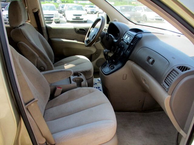 2006 Kia Sedona in Oak Grove, MO 64075 - 18072463 4