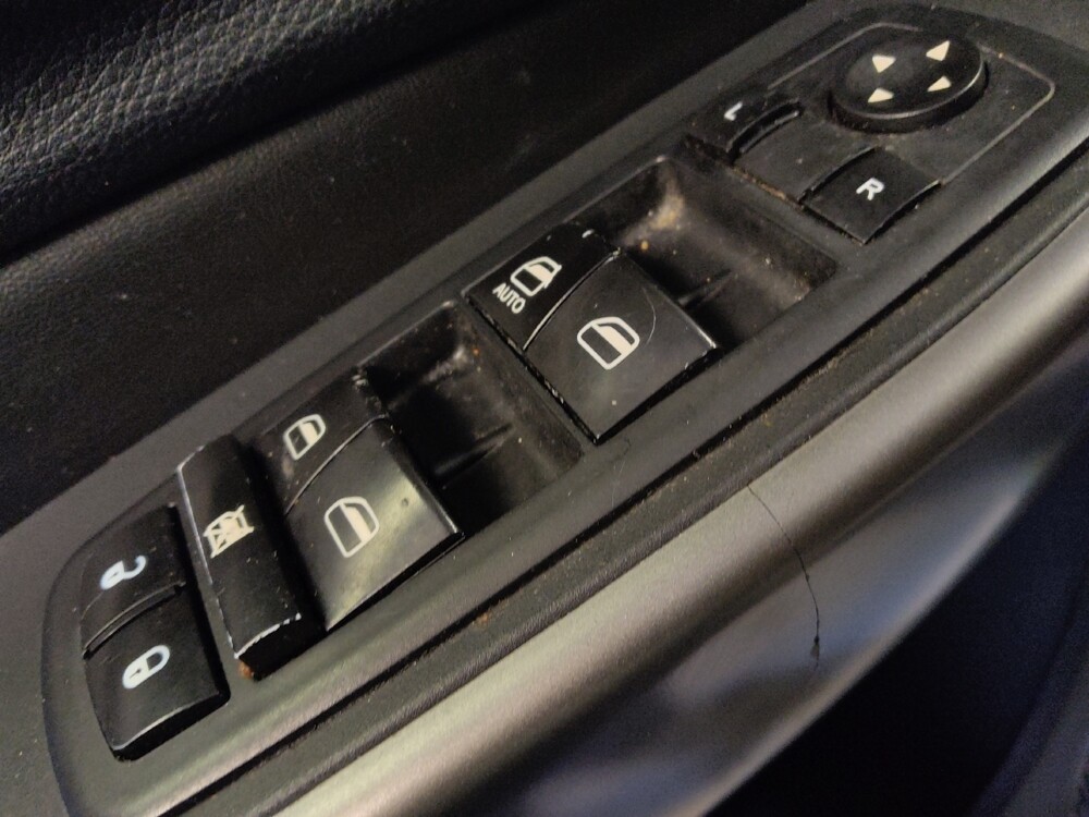 2019 Jeep Cherokee in Houston, TX 77060 - 18073600 27