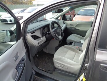 2017 Toyota Sienna in Lebanon, TN 37087-3302