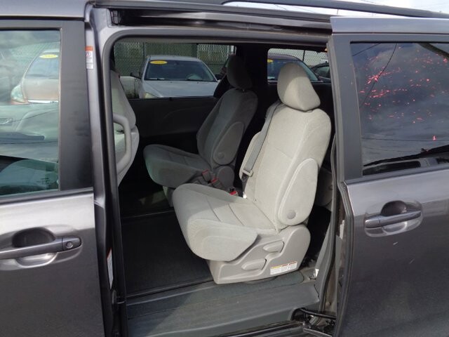 2017 Toyota Sienna in Lebanon, TN 37087-3302 - 18074183 2