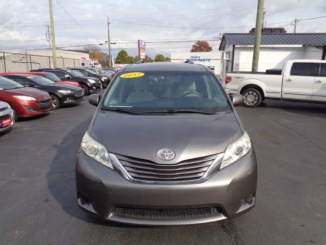 2017 Toyota Sienna in Lebanon, TN 37087-3302 - 18074183 6
