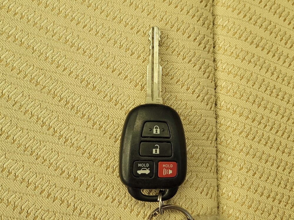 2015 Toyota Camry in Toledo, OH 43617 - 18075985 32