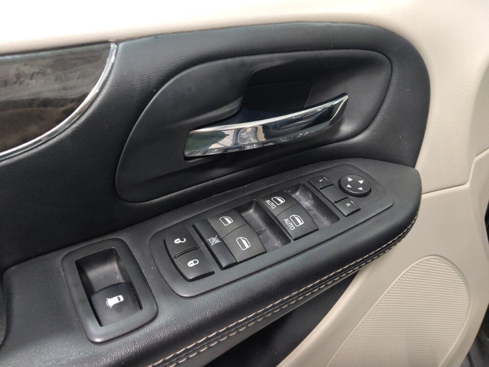 2016 Chrysler Town & Country in Columbus, OH 43228 - 18076851 27