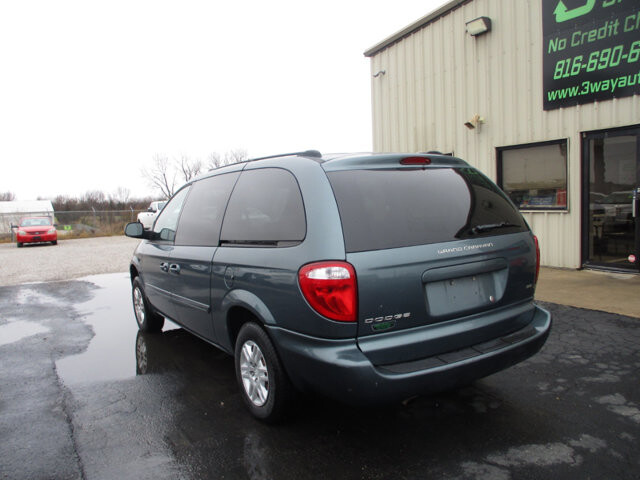 2005 Dodge Grand Caravan in Oak Grove, MO 64075 - 18077865 7