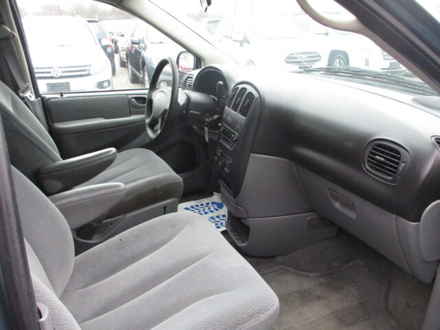 2005 Dodge Grand Caravan in Oak Grove, MO 64075 - 18077865 10