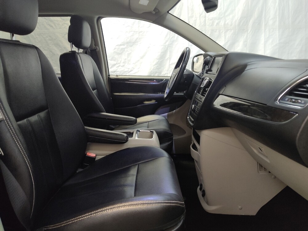 2016 Chrysler Town & Country in Fairfield, OH 45014 - 18078199 21