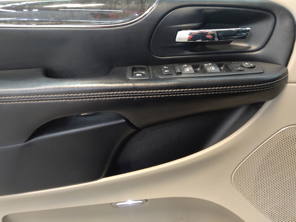 2016 Chrysler Town & Country in Fairfield, OH 45014 - 18078199 27