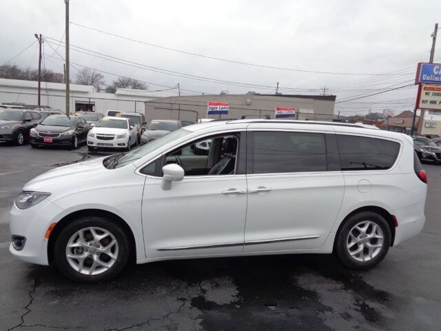 2017 Chrysler Pacifica in Lebanon, TN 37087-3302 - 18078244