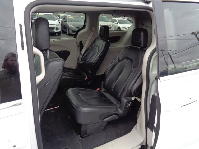 2017 Chrysler Pacifica in Lebanon, TN 37087-3302 - 18078244 6