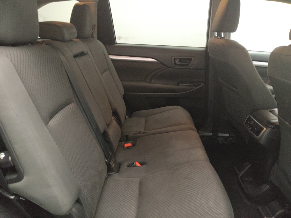 2018 Toyota Highlander in Plano, TX 75074 - 18078980 19