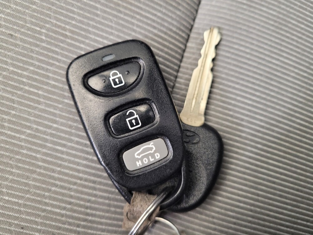 2017 Hyundai Elantra in Miamisburg, OH 45342 - 18079098 32