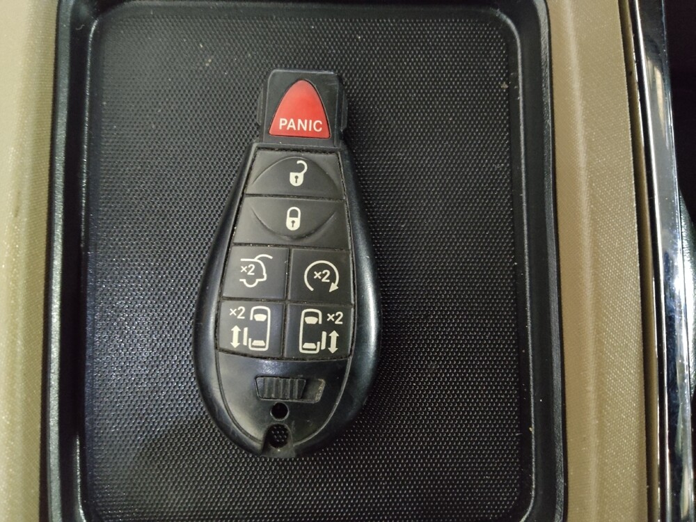 2016 Chrysler Town & Country in Stone Mountain, GA 30083 - 18079350 32