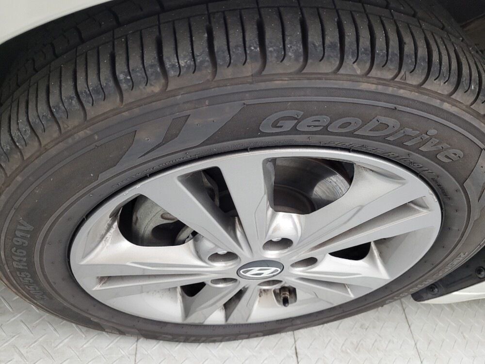 2018 Hyundai Elantra in Greenville, SC 29607 - 18079410 31