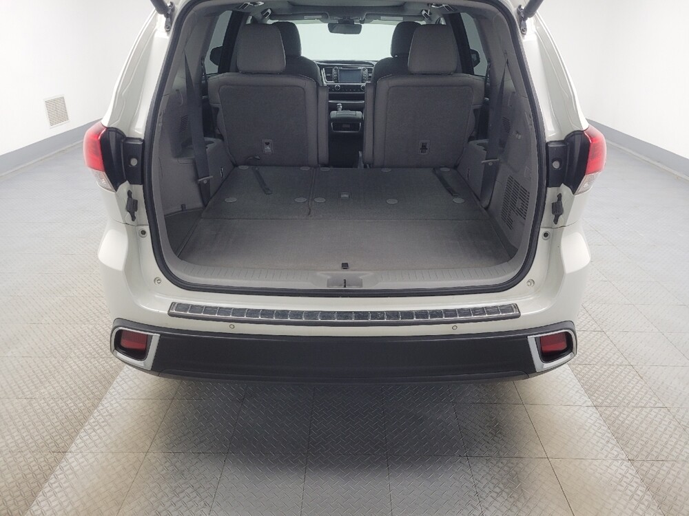 2018 Toyota Highlander in Ft Wayne, IN 46805 - 18079475 29