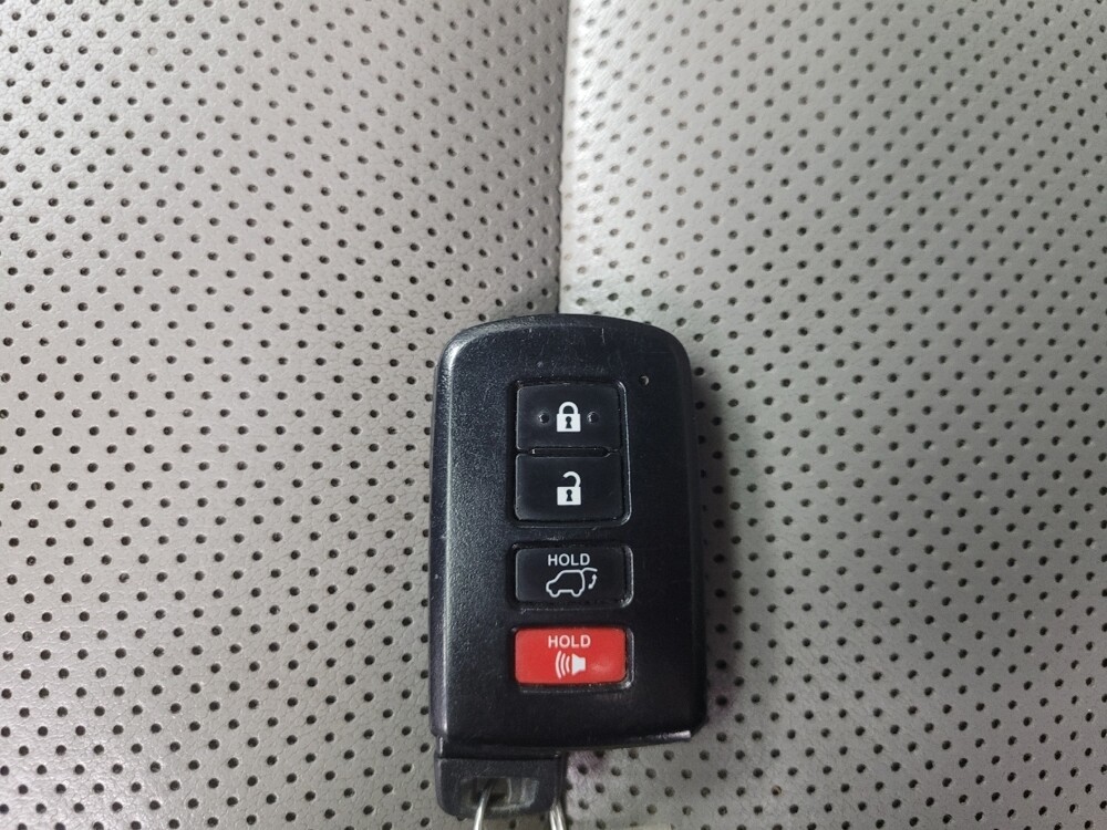 2018 Toyota Highlander in Ft Wayne, IN 46805 - 18079475 32