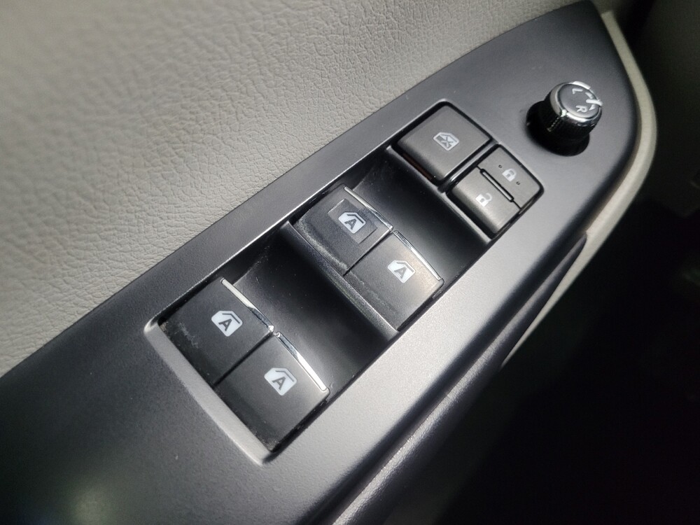 2018 Toyota Highlander in Ft Wayne, IN 46805 - 18079475 27