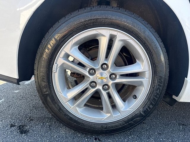 2018 Chevrolet Cruze in Oregon, OH 43616 - 18079615 18