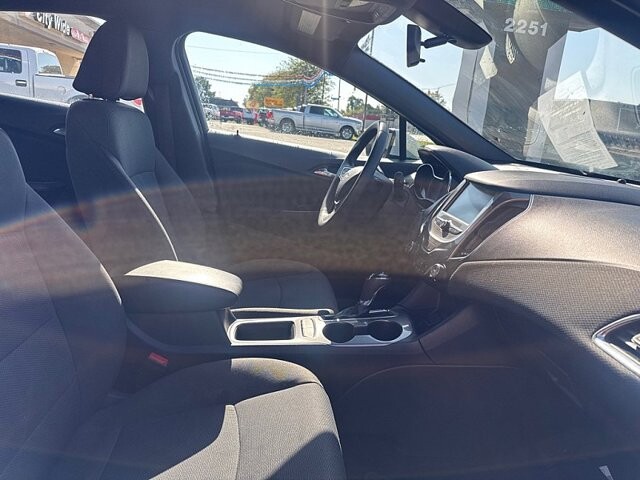 2018 Chevrolet Cruze in Oregon, OH 43616 - 18079615 17