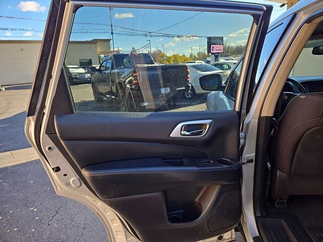 2020 Nissan Pathfinder in Oregon, OH 43616 - 18079623 11