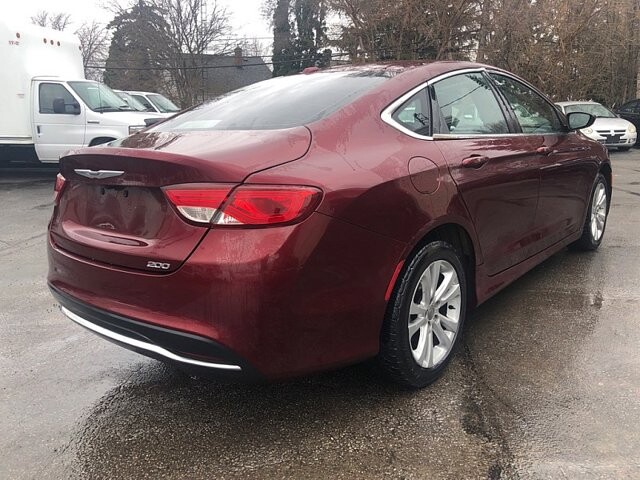 2015 Chrysler 200 in Oregon, OH 43616 - 18079625 7