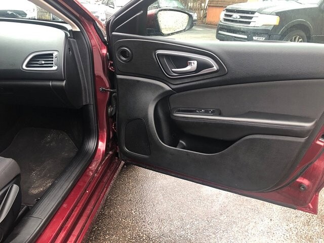 2015 Chrysler 200 in Oregon, OH 43616 - 18079625 18
