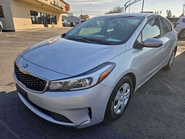 2017 Kia Forte in Oregon, OH 43616 - 18079641 5