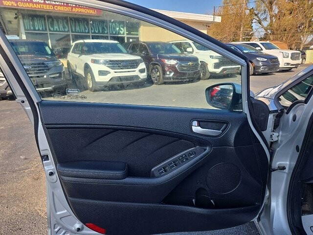 2017 Kia Forte in Oregon, OH 43616 - 18079641 9