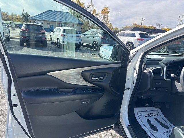 2017 Nissan Murano in Oregon, OH 43616 - 18079647 9