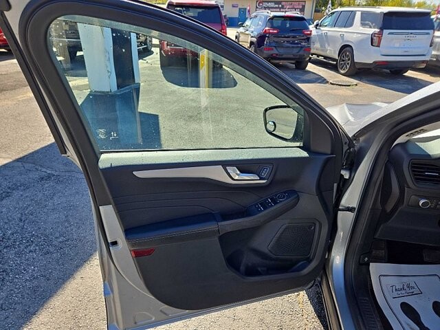 2021 Ford Escape in Oregon, OH 43616 - 18079676 9