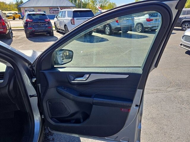2021 Ford Escape in Oregon, OH 43616 - 18079676 16