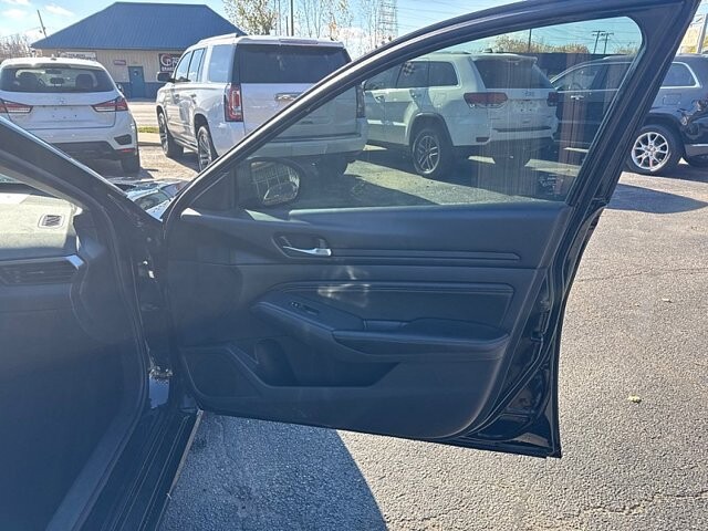 2020 Nissan Altima in Oregon, OH 43616 - 18079677 16