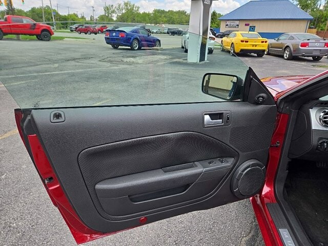 2006 Ford Mustang in Oregon, OH 43616 - 18079681 10