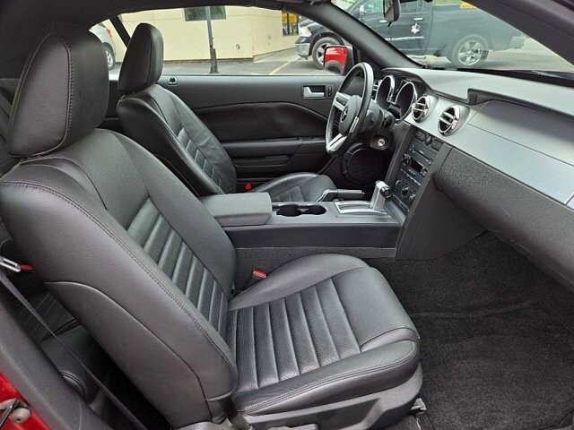2006 Ford Mustang in Oregon, OH 43616 - 18079681 13