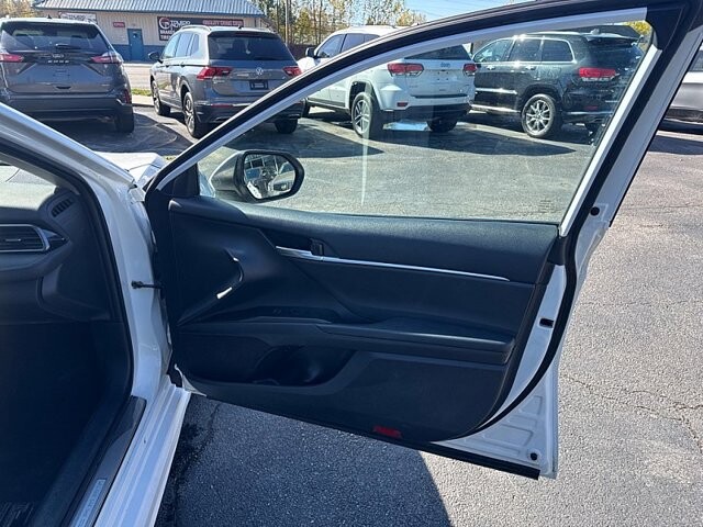 2021 Toyota Camry in Oregon, OH 43616 - 18079688 15