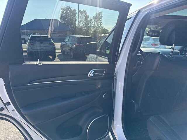 2017 Jeep Grand Cherokee in Oregon, OH 43616 - 18079693 11