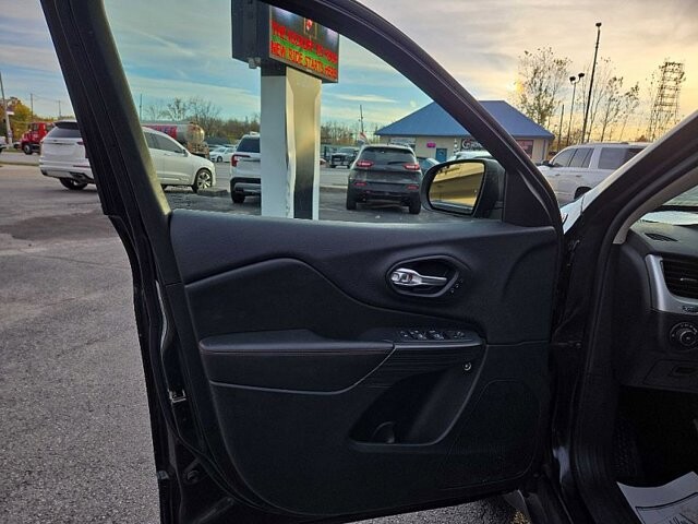 2015 Jeep Cherokee in Oregon, OH 43616 - 18079695 9