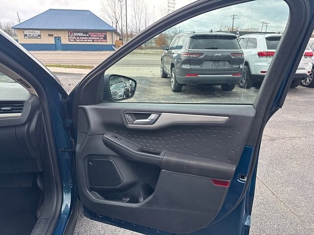 2020 Ford Escape in Oregon, OH 43616 - 18079763 16