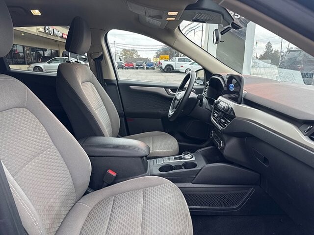 2020 Ford Escape in Oregon, OH 43616 - 18079763 17