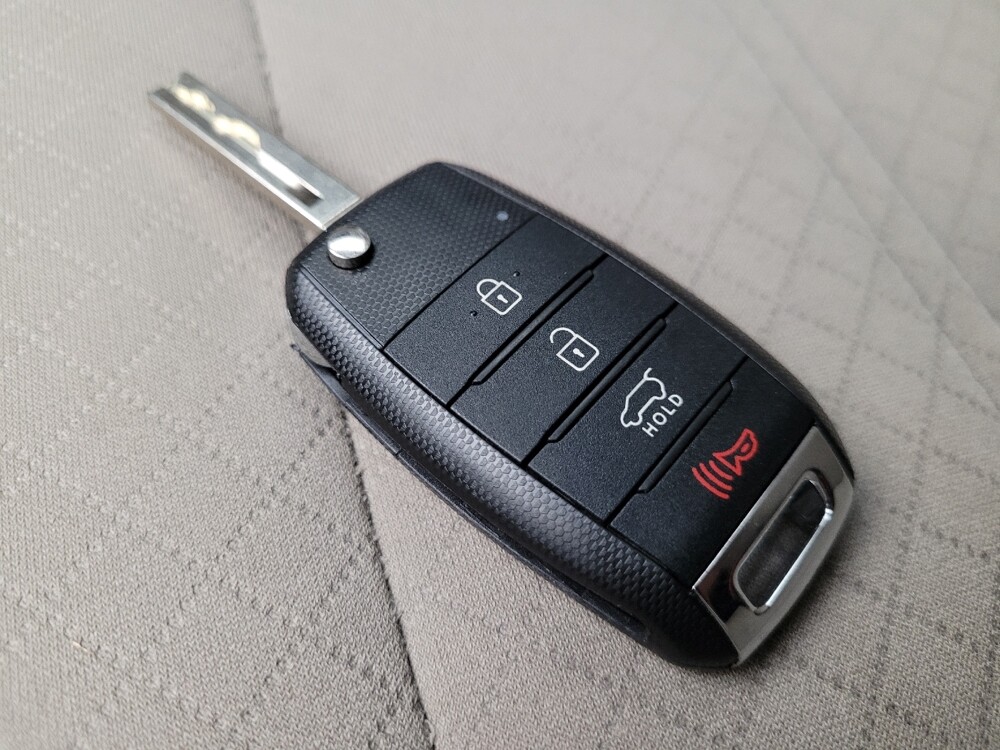 2018 Kia Sorento in Glendale, AZ 85301 - 18080460 32