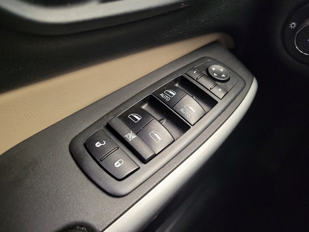 2018 Jeep Cherokee in Columbus, OH 43231 - 18080698 27