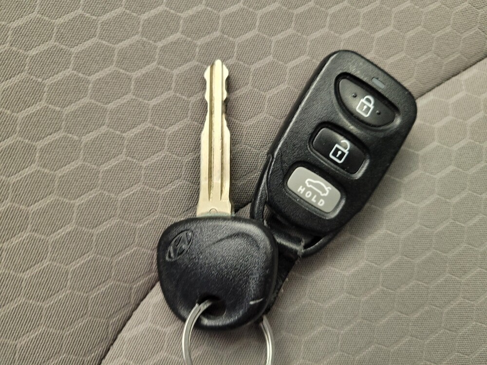 2020 Hyundai Elantra in Maple Heights, OH 44137 - 18080874 32