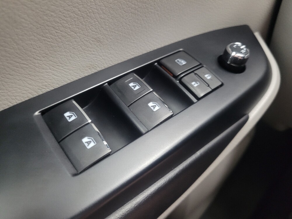 2017 Toyota Highlander in Ft Wayne, IN 46805 - 18080891 27