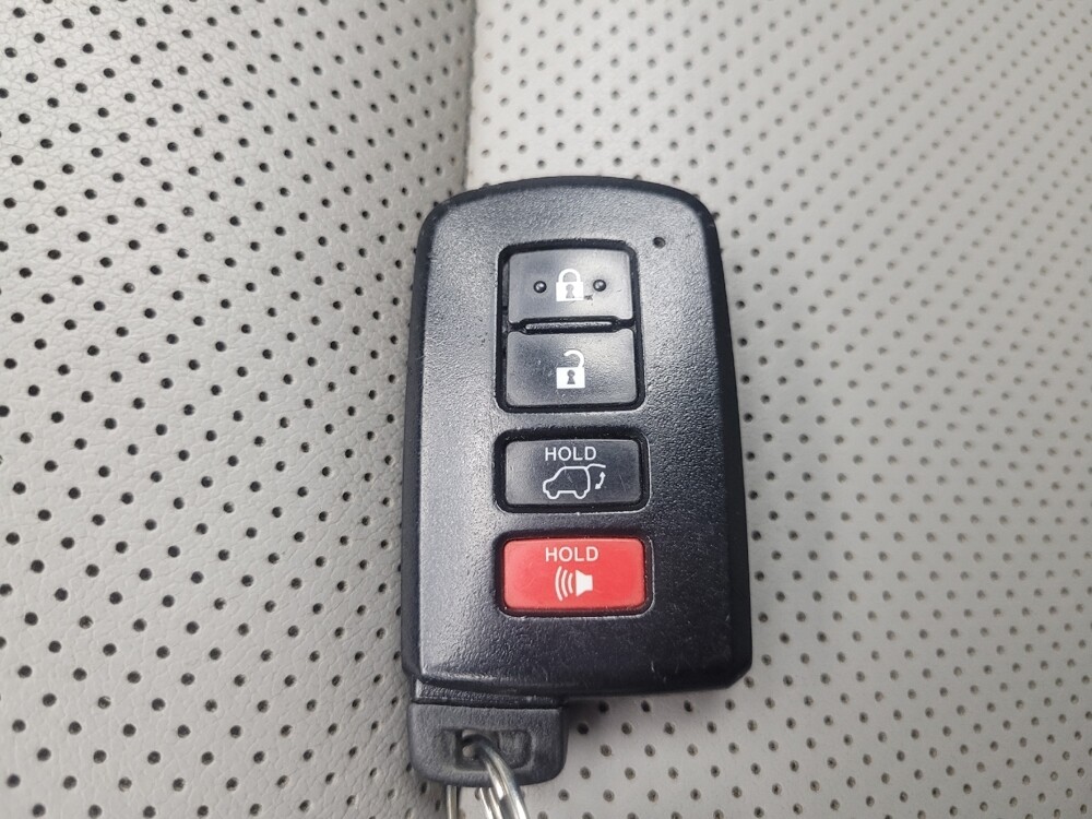 2017 Toyota Highlander in Ft Wayne, IN 46805 - 18080891 32