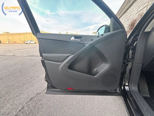 2016 Volkswagen Tiguan in Decatur, GA 30032 - 18081075 42