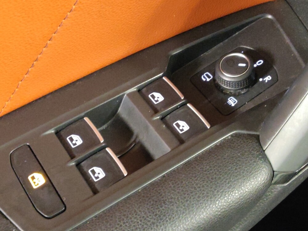 2019 Volkswagen Tiguan in Houston, TX 77060 - 18081112 27