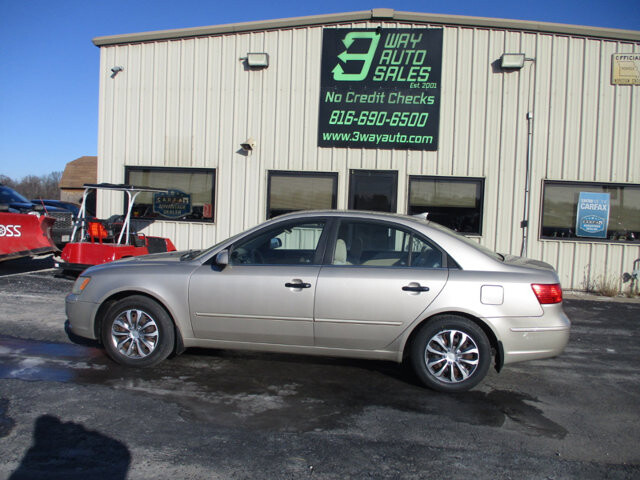 2010 Hyundai Sonata in Oak Grove, MO 64075 - 18081403 8