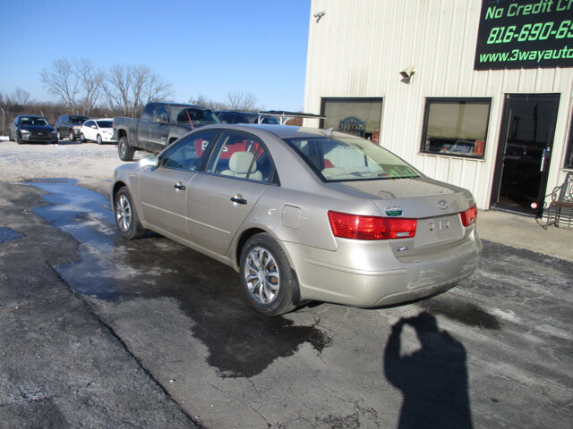 2010 Hyundai Sonata in Oak Grove, MO 64075 - 18081403 7